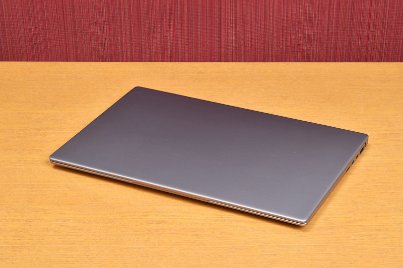 デザインはシンプルにまとめられており、高くないけど清潔そうに見える服というところか