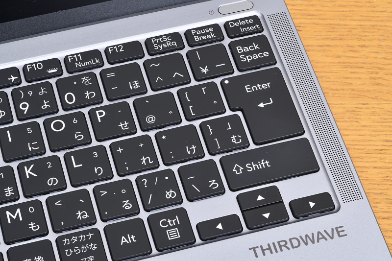 ノートパソコンでは右側のキーにしわ寄せがいく例が少なからずあるのだが、F-14ICは美しい配置。とくにEnterキー回りのキーのサイズや配置にムリがない