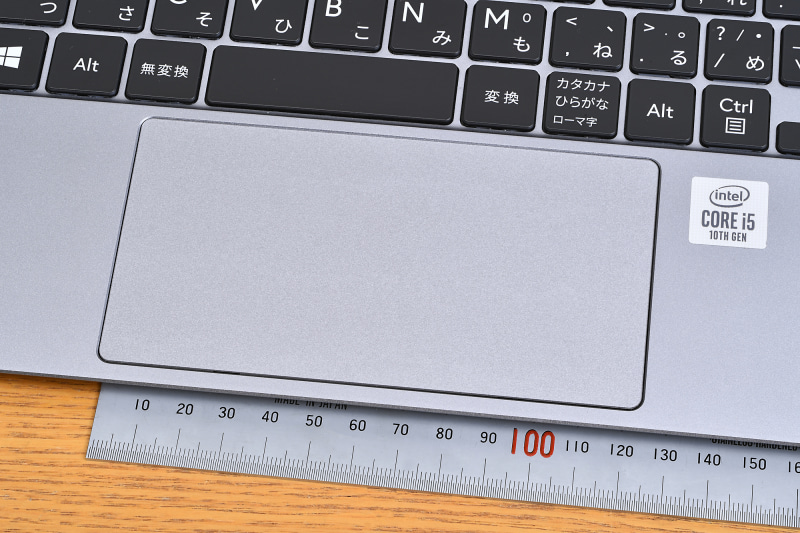 このクラスとしては大型のタッチパッドを採用。高精細タイプなので使い勝手もよい