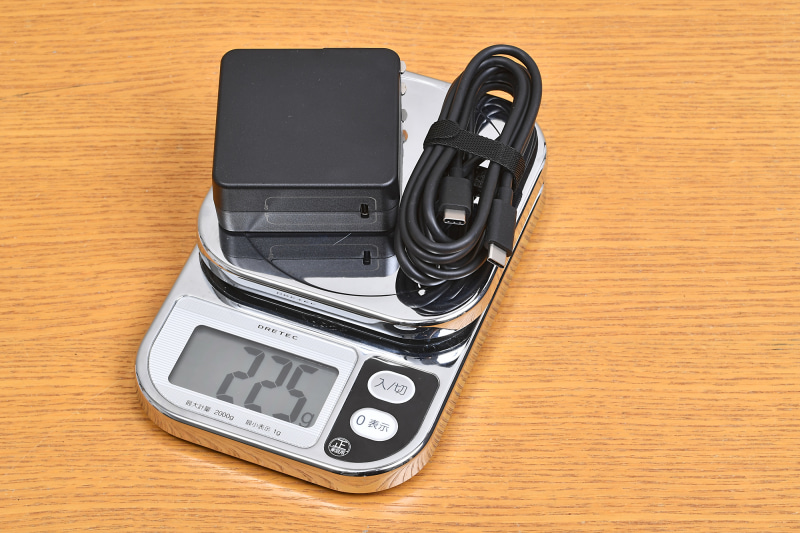ACアダプタとケーブルの重量は225g