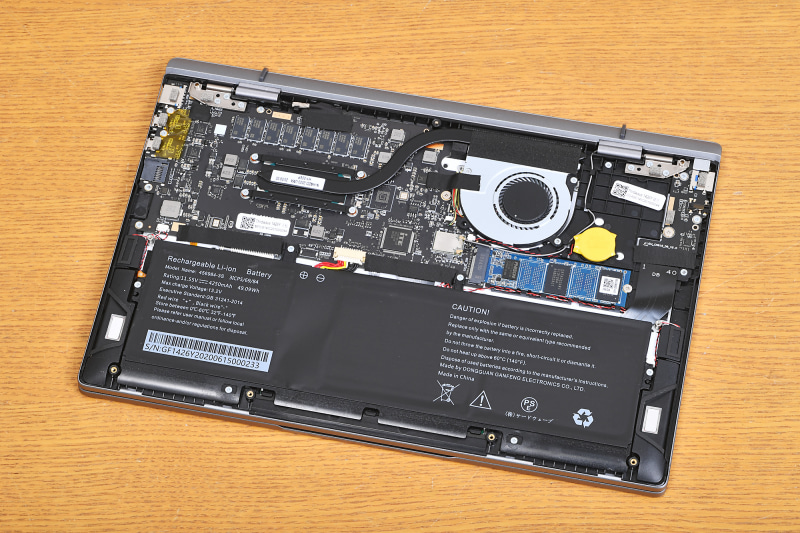 パソコンの内部構造のデザインも美しくまとめられている