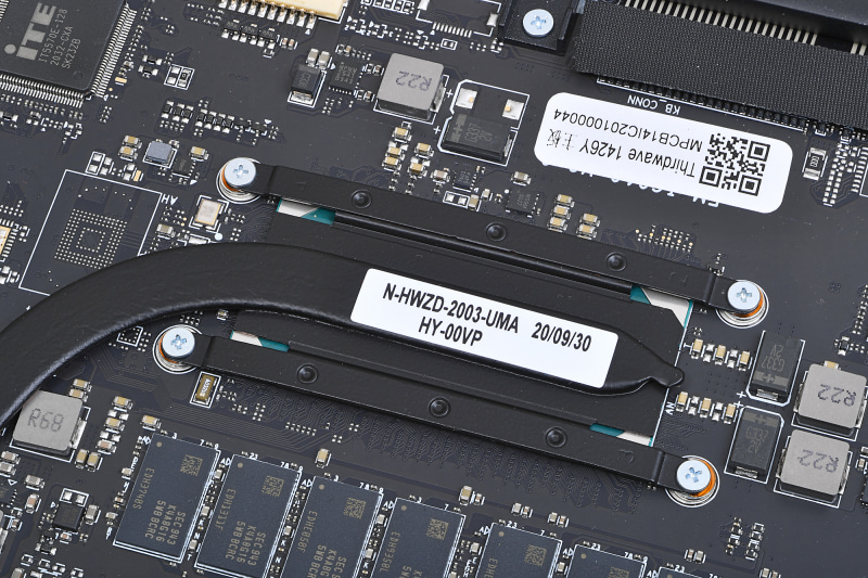 黒いヒートシンクの下に隠れているのがCPUのCore i5-1035G1