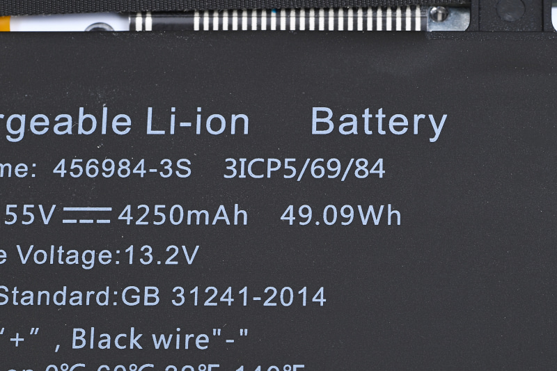 内蔵バッテリの仕様は49Whと、30～40Whという容量が多いこのクラスとしては大容量のバッテリを搭載している