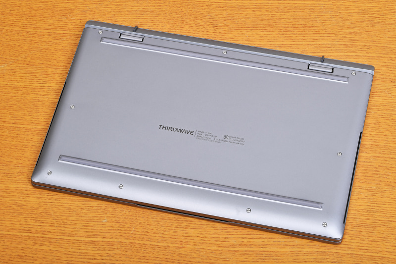 底面にプラスドライバーで開けられるネジがあり、それを外すだけで簡単に裏蓋を外すことができる