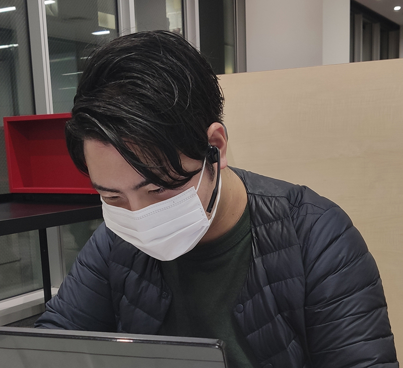 オンラインで授業を受ける筆者。本製品の長いブームが目立つ。