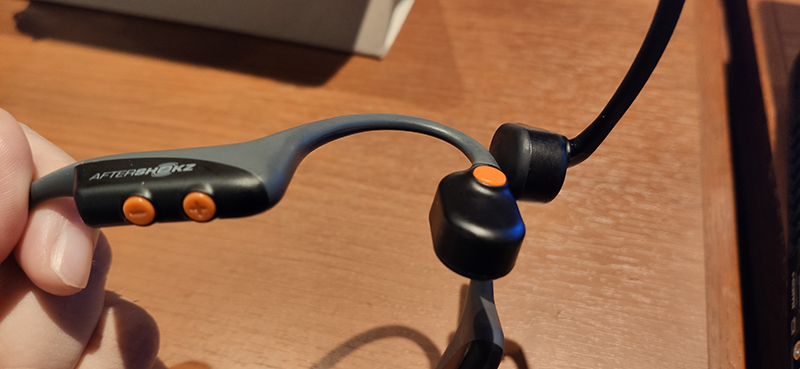 本体には音量調節ボタンとマルチファンクションボタン(ミュートボタンとしても機能)を搭載