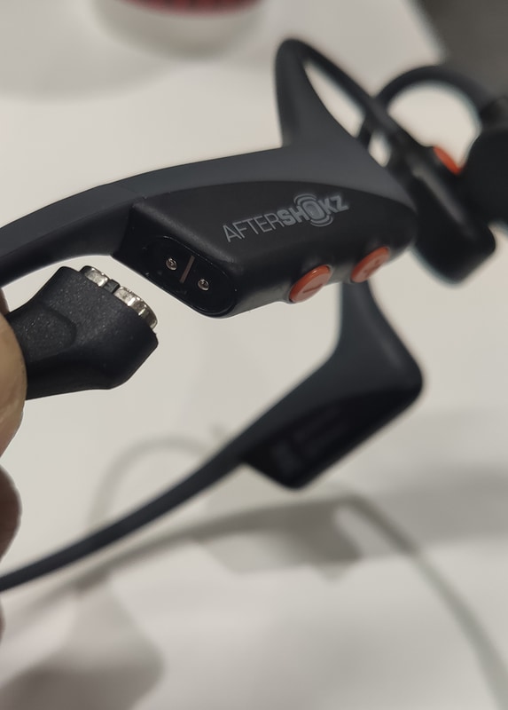 マグネット式の充電コネクタ