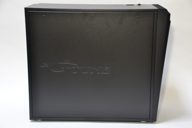 左側面はスリットも何もない