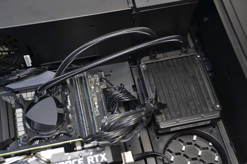 CPU冷却用のラジエータは右側面に装着。ファンは吸気