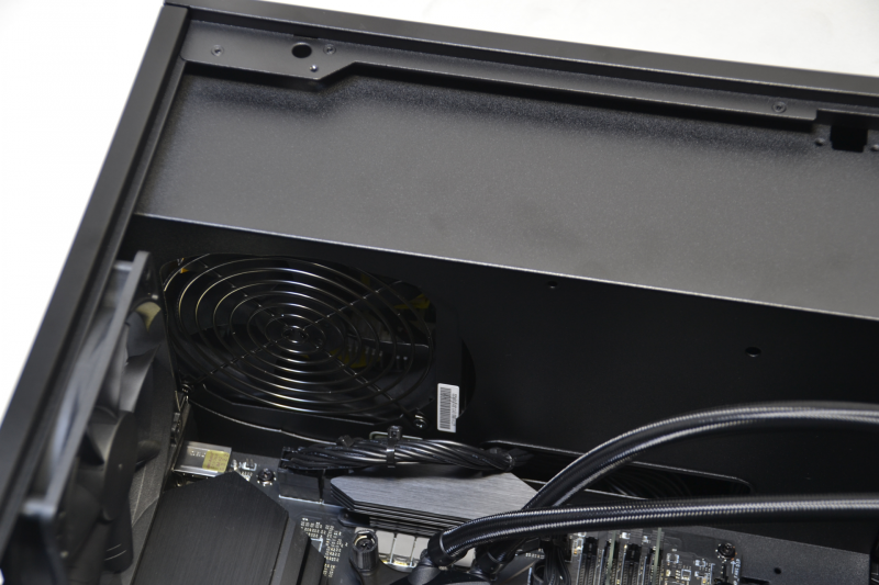 電源はEnhance製。設置部分にカバーがあるため、型番等は電源を取り外さないと見えない