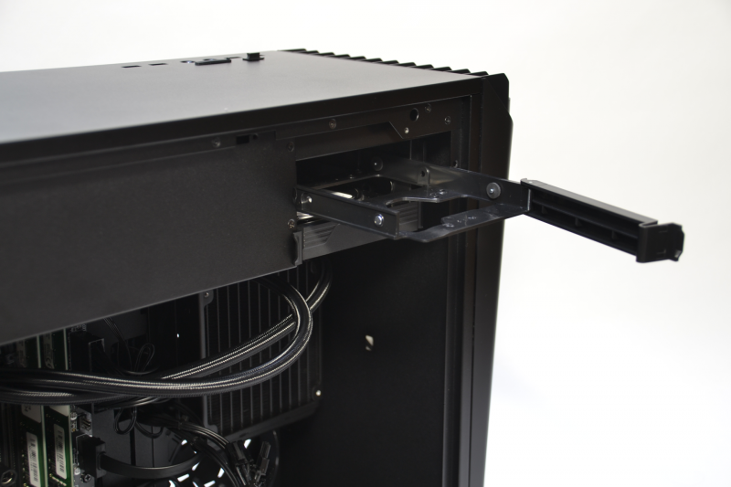 左側面の上部に3.5インチベイが2つ