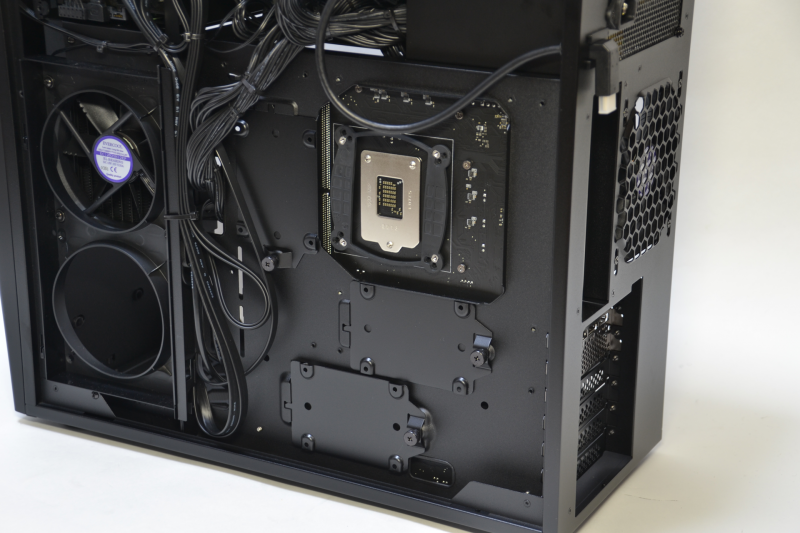 マザーボード裏のプレートに2.5インチベイが3つある