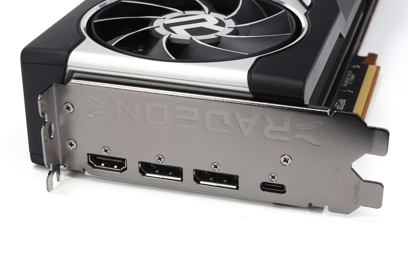 ブラケット部のインターフェイス。DisplayPort 1.4(2基)、HDMI 2.1、USB Type-C