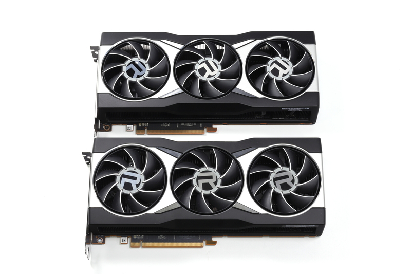 Radeon RX 6800 XT(下側)のリファレンスボードとの比較。同じ設計を採用しているため、瓜二つの見た目をしている