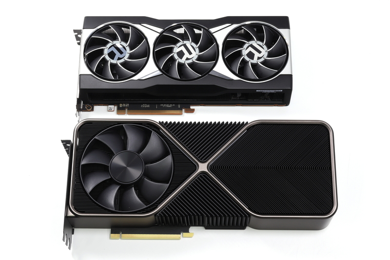 GeForce RTX 3090 Founders Edition(下側)との比較。267mm×120mm×2.5スロットのRadeon RX 6900 XTも大型のカードではあるが、315mm×138mm×3スロットのGeForce RTX 3090と並べると、ずいぶんコンパクトに見える