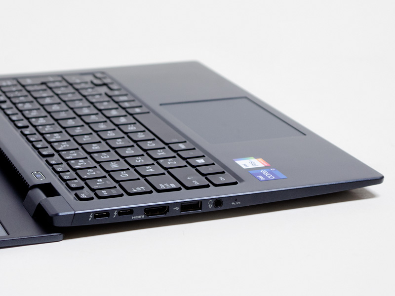 左側面。Type-C×2、HDMI、Type-A、音声入出力、ステータスLED。パネルは180度傾く