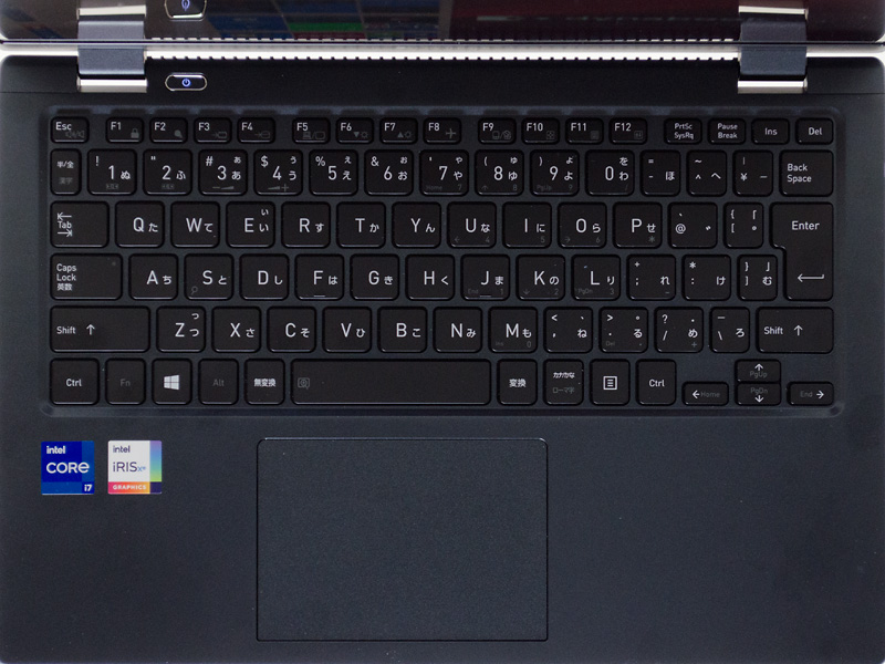 キーボードはテンキーなしのアイソレーションタイプ。ファンクションキーが小さいもののとくに歪な並びはない