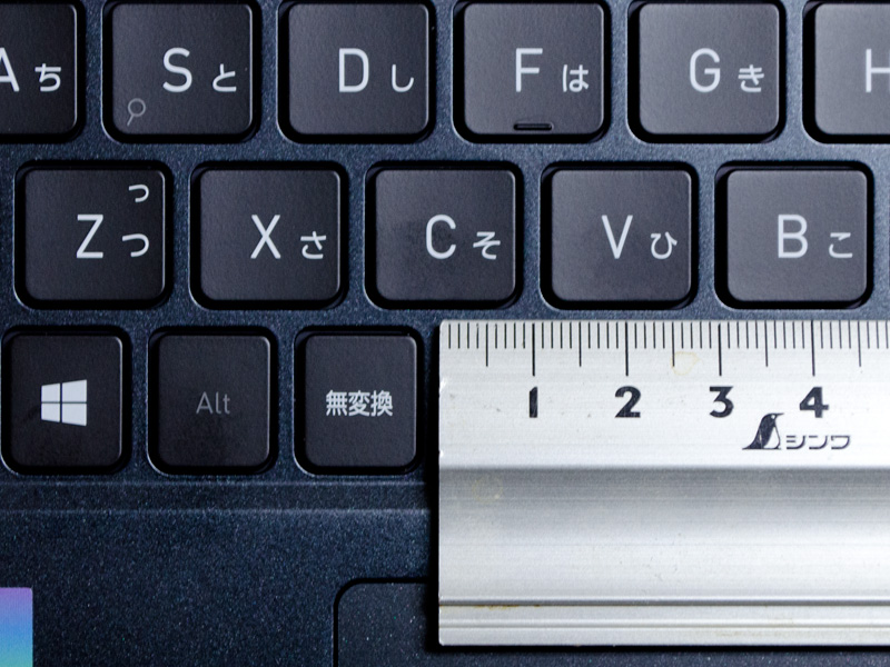 キーピッチは実測で19mm。仕様上はキーピッチ19mm、キーストローク1.5mm、キートップへこみ0.2mm。一部狭いものもあるが許容範囲だろう