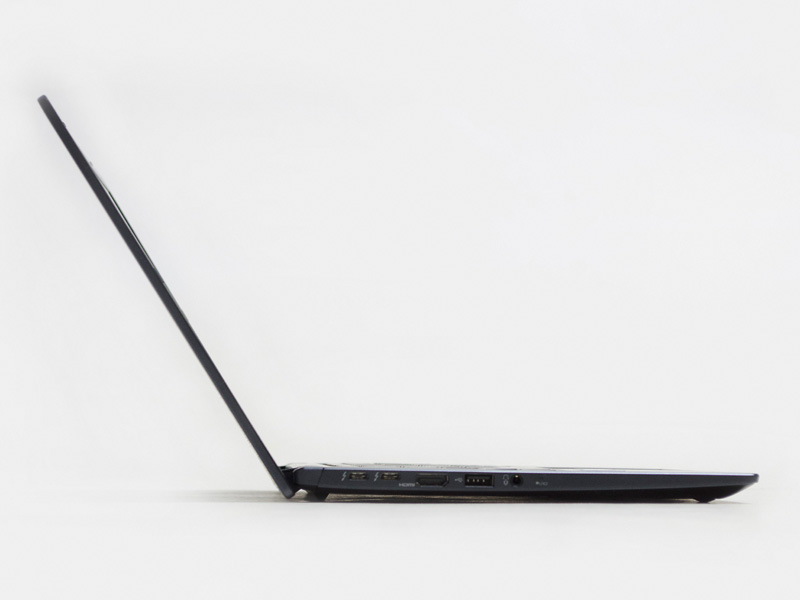 横から、HDMIコネクタの大きさから結構薄いのがわかる