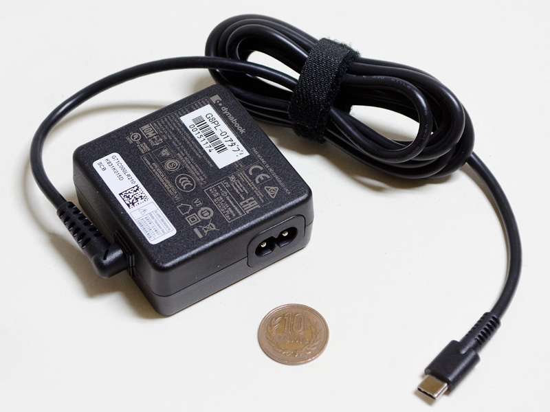 付属のACアダプタのサイズ約60×60×27mm、重量206g、出力5V3A/9V3A/15V3A/20V、3.25Aの65W