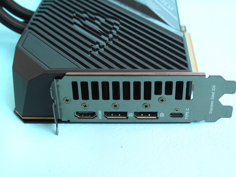 背面インターフェイス。ステンレス製ブラケットで剛性が高い