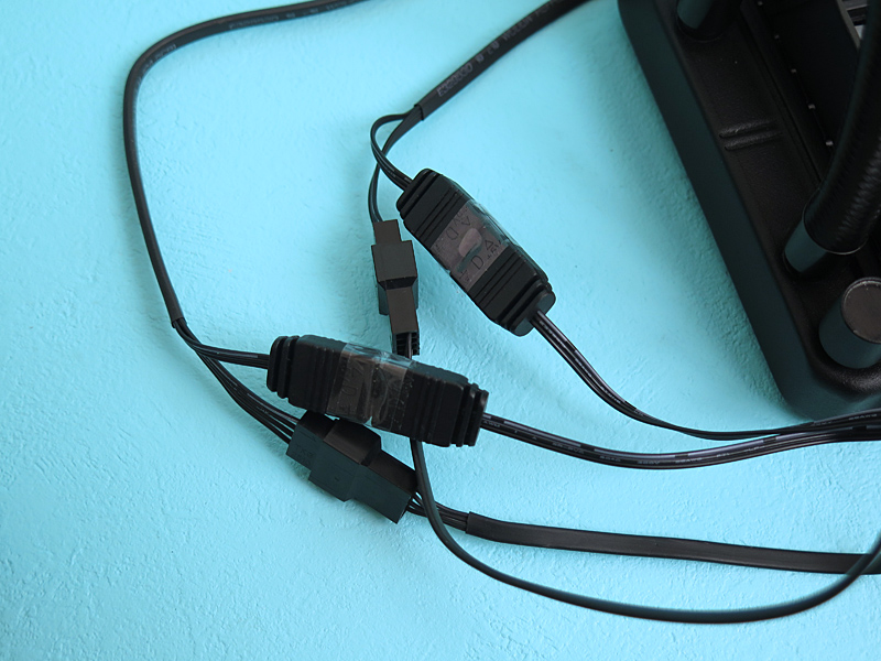 ファンのケーブルもビデオカードと結線されている