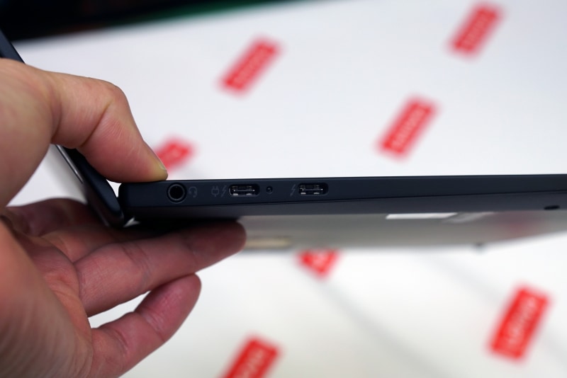 ポート類は2基のThunderbolt 4のみ