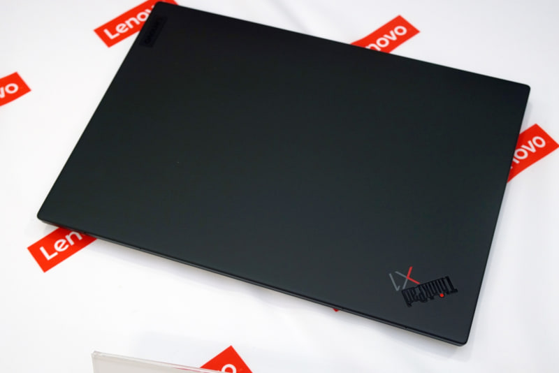 天板はThinkPadらしいさらさらとした手触り