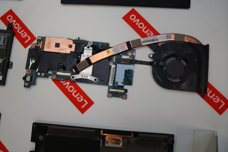 基板部分は本当に小さく、スマートフォン並みというのも大げさではない