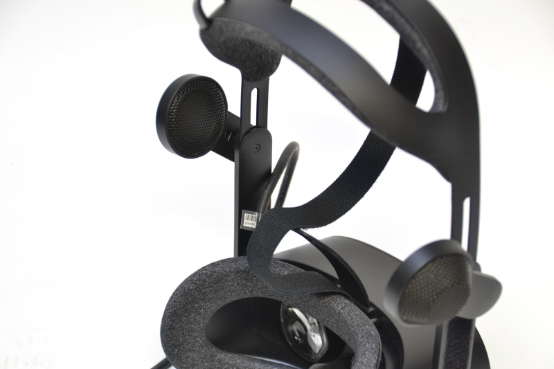 スピーカーは耳に密着しないタイプ。音が外に漏れるが音質は良好