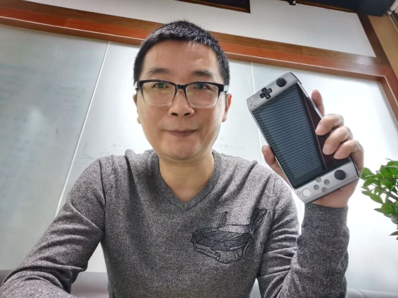 インタビューに答えてくれたWade氏。手にしているのがWIN 3だ