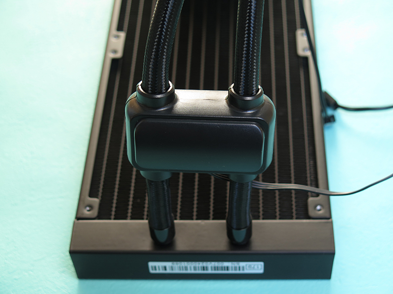 ポンプはラジエータ寄りのホースのあいだにある