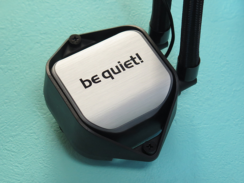 水冷ヘッドはホワイトLEDのストライプが光るだけで、RGBの要素はない