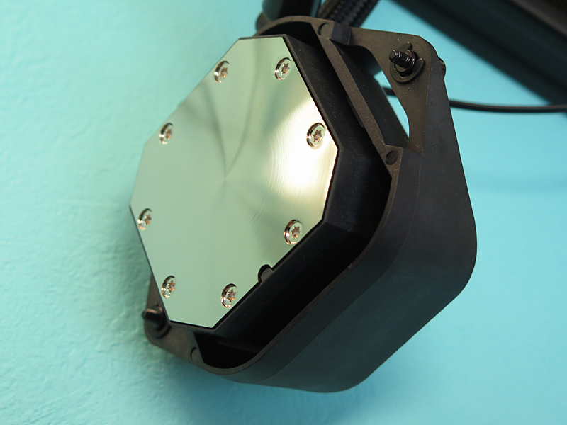 水冷ヘッドはポンプ非内蔵のため薄型。CPUに接する部分の加工も丁寧だ