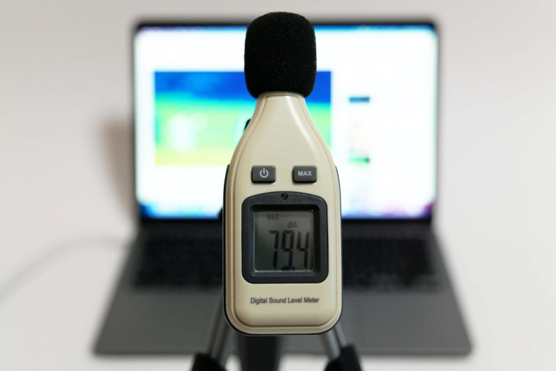 YouTubeで公開されている「前前前世(movie ver.) RADWIMPS MV」を最大ボリュームで再生したさいの音圧レベルは最大79.4dBA(50cmの距離で測定)。ちなみに旧MacBook Airは同条件で最大77.2dBAだった