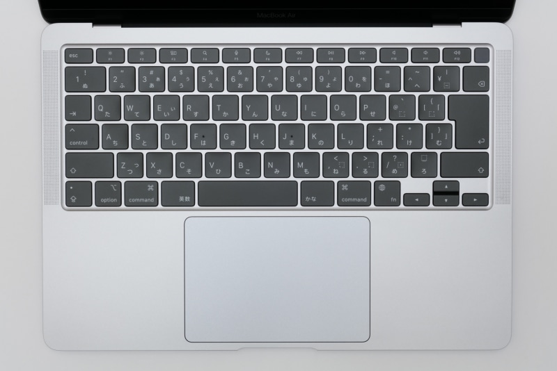 キーボード面。ファンクションキーはすべて物理キーだ。ステレオスピーカーはキーボード左右の特等席に内蔵されている