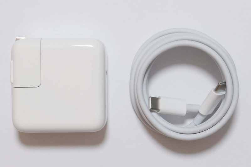同梱物には、30W USB-C電源アダプタ、USB-C充電ケーブル(2m)が付属