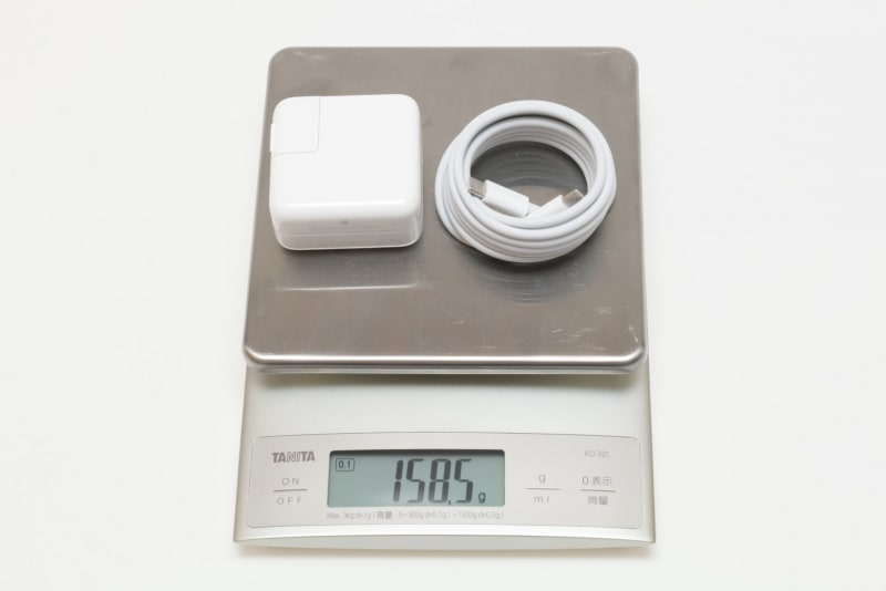 30W USB-C電源アダプタとUSB-C充電ケーブル(2m)の合計重量は実測158.5g