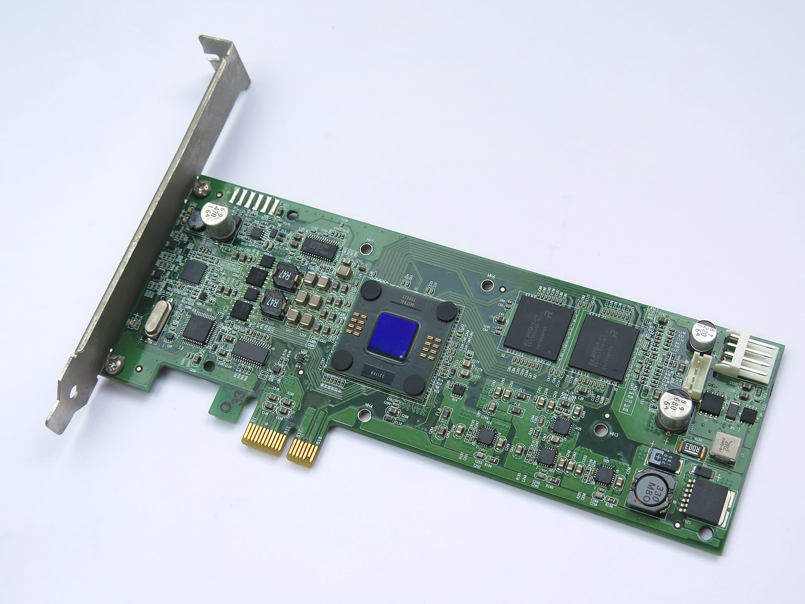 ネット上で調べてもあまりこのようなカットがなかったので撮ってみた。SASカードなどと同様、なんとなくプロユース向けな匂いがする