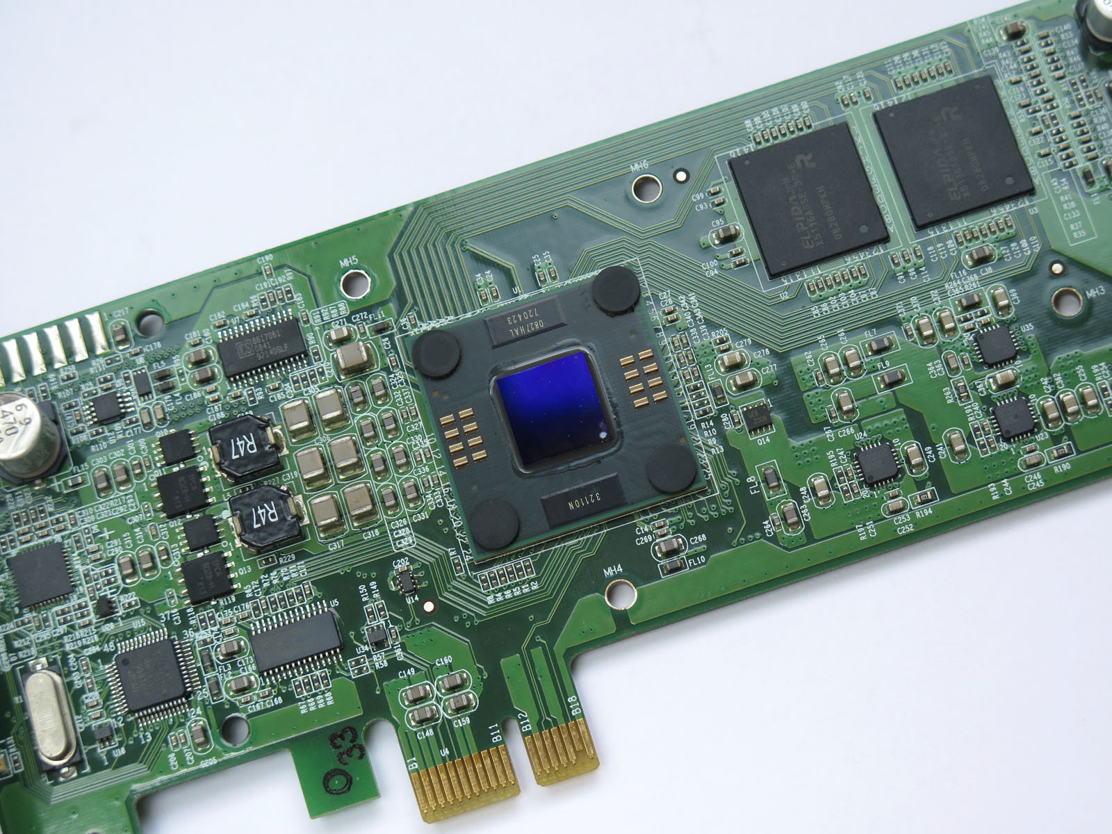 ネット上で調べてもあまりこのようなカットがなかったので撮ってみた。SASカードなどと同様、なんとなくプロユース向けな匂いがする