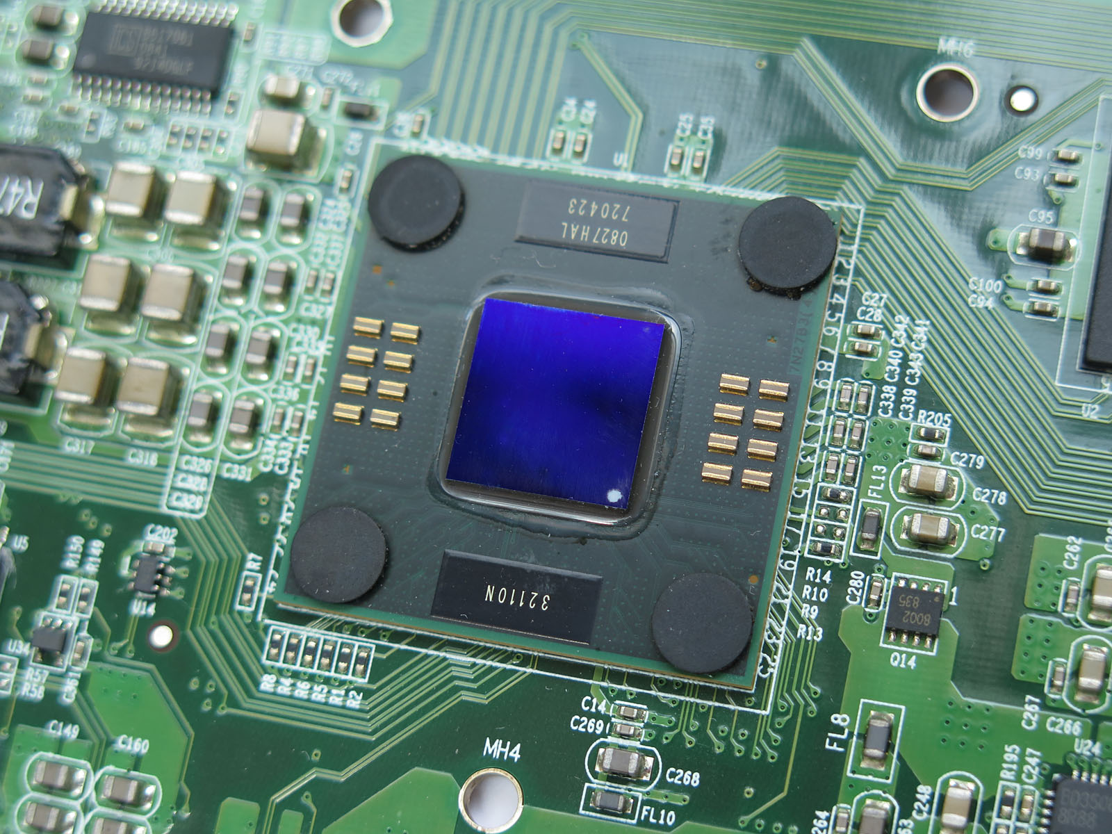 ネット上で調べてもあまりこのようなカットがなかったので撮ってみた。SASカードなどと同様、なんとなくプロユース向けな匂いがする