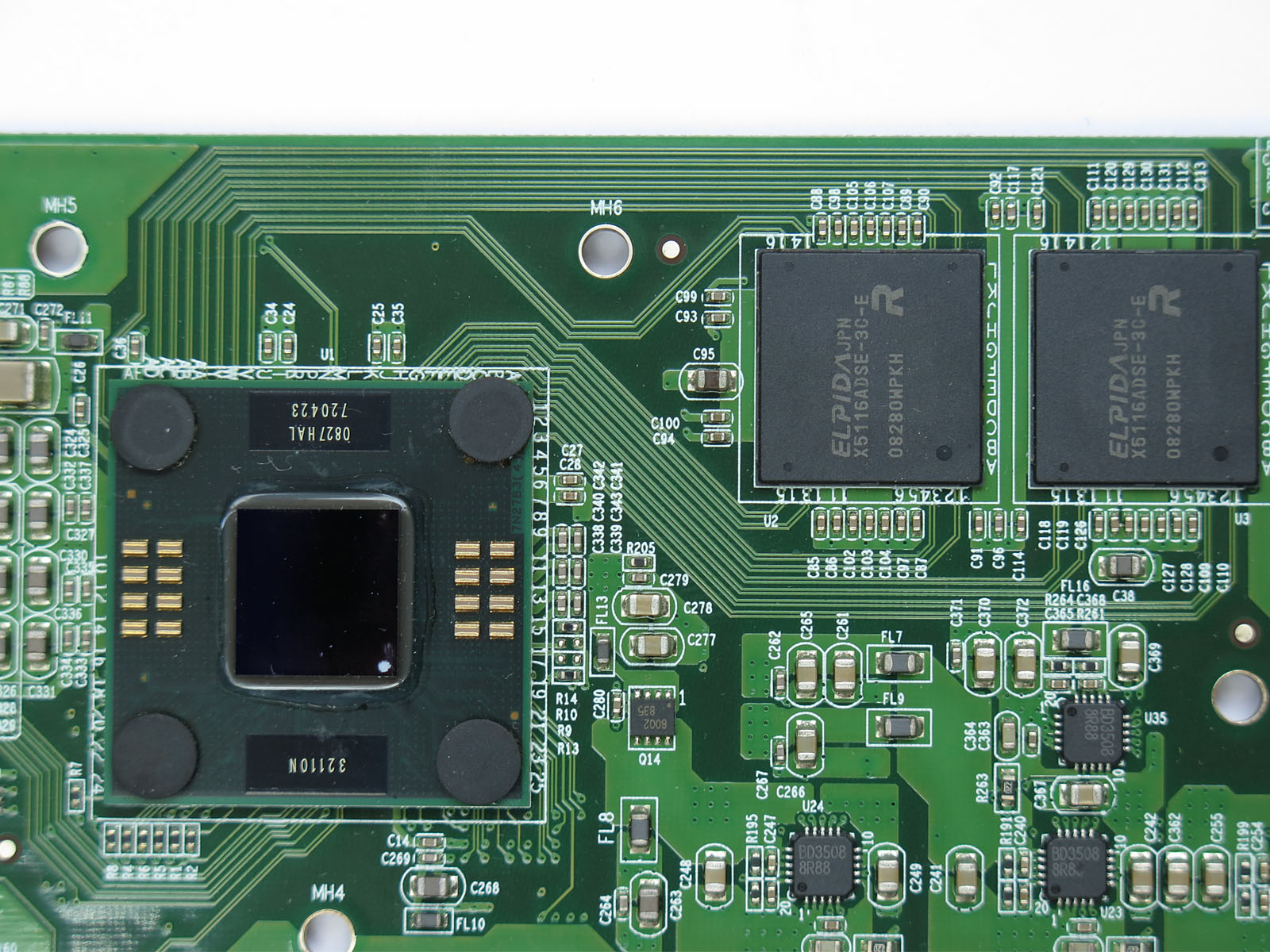 プロセッサ-メモリ間はFlexPhaseを駆使しており、等長配線でなくてもOKだ