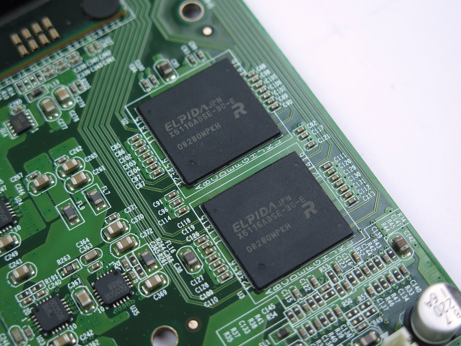 エルピーダ製のXDR DRAM「X5116ADSE-3C-E」を2チップ搭載。ちなみにXDR DRAM自体は東芝やQimondaなども製造していた