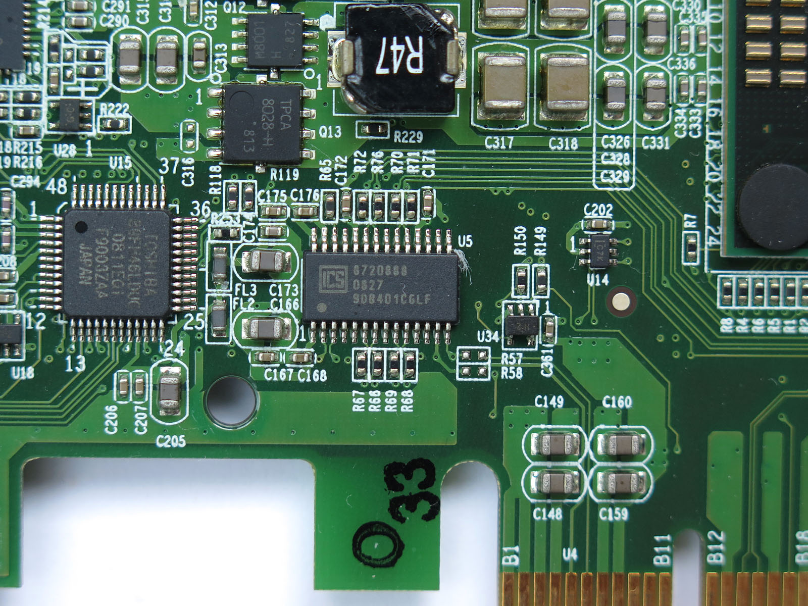 ICSの「9DB401CGLF」はPCI Expressのファンアウトバッファ。写真左にある東芝の「89FM46KDUG」はマイコンだ