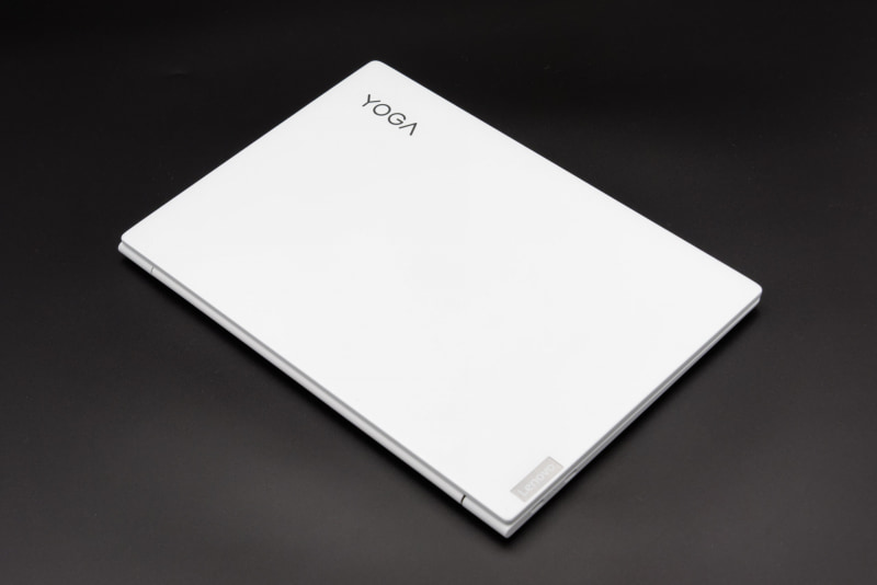 ロゴ以外、ほとんど白一色