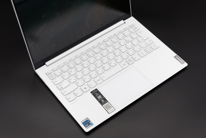 もちろん内側のキーボードも白で、バックライトも白