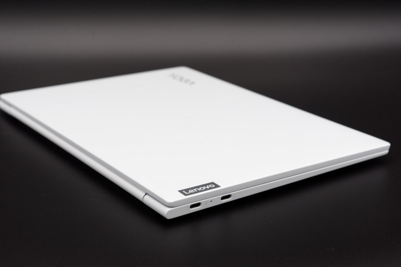 左側面にあるのがThunderbolt 4ポート×2