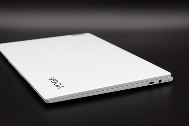 右側面にはUSB 3.1 Gen.1 Type-Cポートとヘッドセット用端子