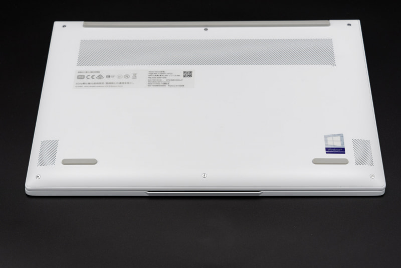 Harman Kardonコラボのステレオスピーカーは底面の両側に