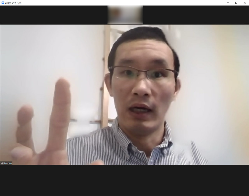 ぼかしを有効にしてZoomで表示した映像。輪郭検出の精度はそこまで高くはないようだが、大部分の背景は隠されている